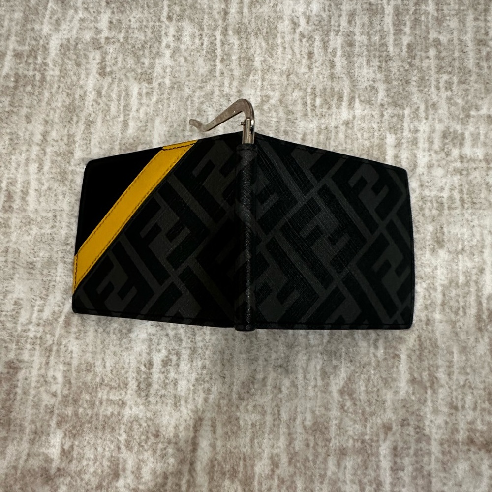 ✨💎NWOT💎✨ Men’s FENDI Bi-fold Wallet w/ Dustbag and gift. - Picture 5 of 7
